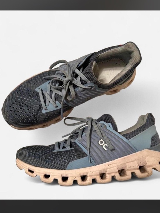 On Running Shoes - On Running women’s  Cloud Running Shoes — size 8